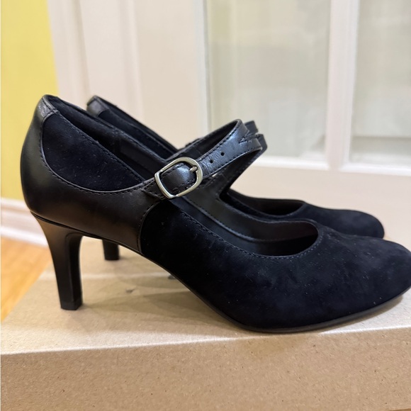 Clarks Women's Elegant Black Heels - Picture 3 of 3